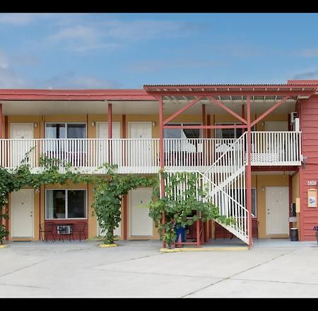 אוסויוס Maple Leaf Motel Inn Towne מראה חיצוני תמונה
