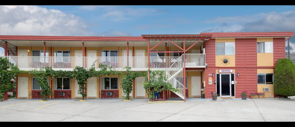 אוסויוס Maple Leaf Motel Inn Towne מראה חיצוני תמונה