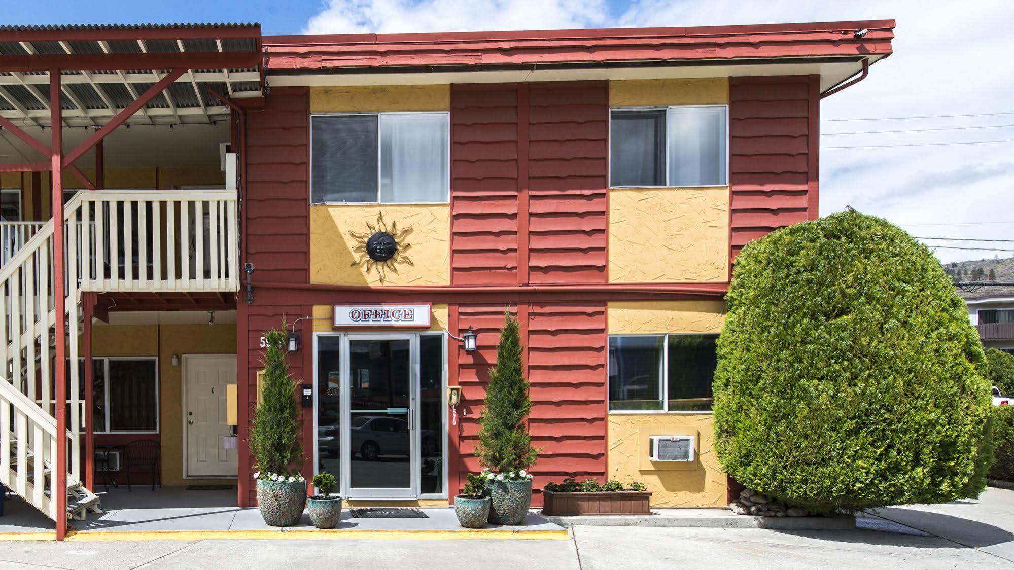 אוסויוס Maple Leaf Motel Inn Towne מראה חיצוני תמונה