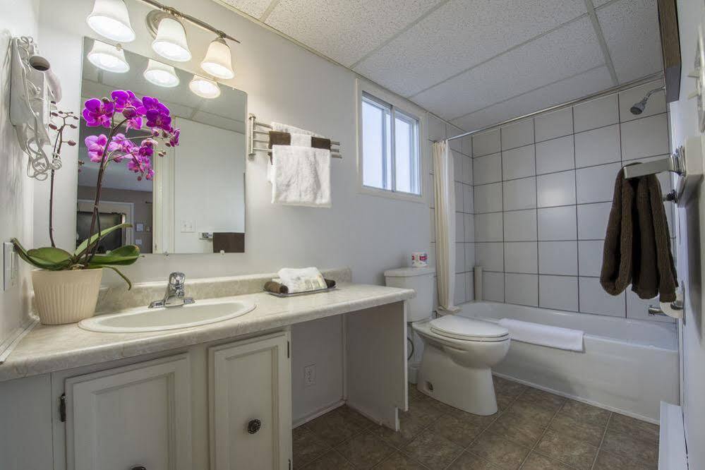 אוסויוס Maple Leaf Motel Inn Towne מראה חיצוני תמונה